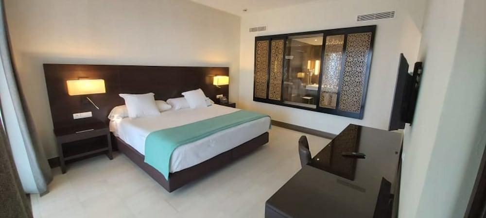 Concorde Green Park Hotel 5*